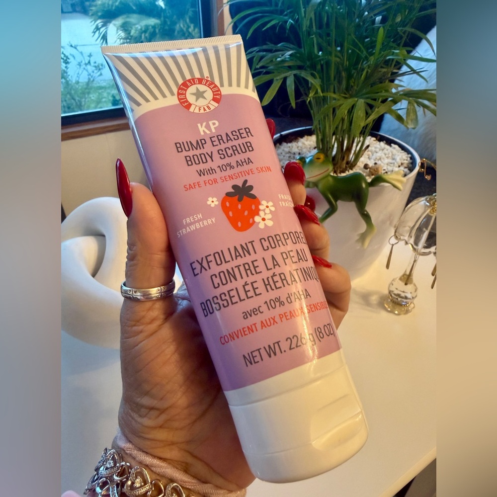 FIRST AID BEAUTY KP Bump Eraser Body Scrub Strawberry
